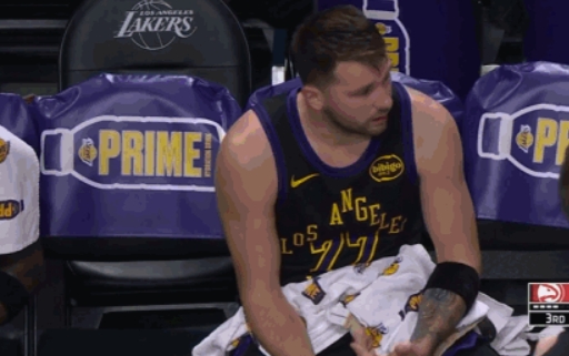 b体育官网入口在线-东契奇连续3个失误后被换下 将毛巾一扔坐到板凳席末端